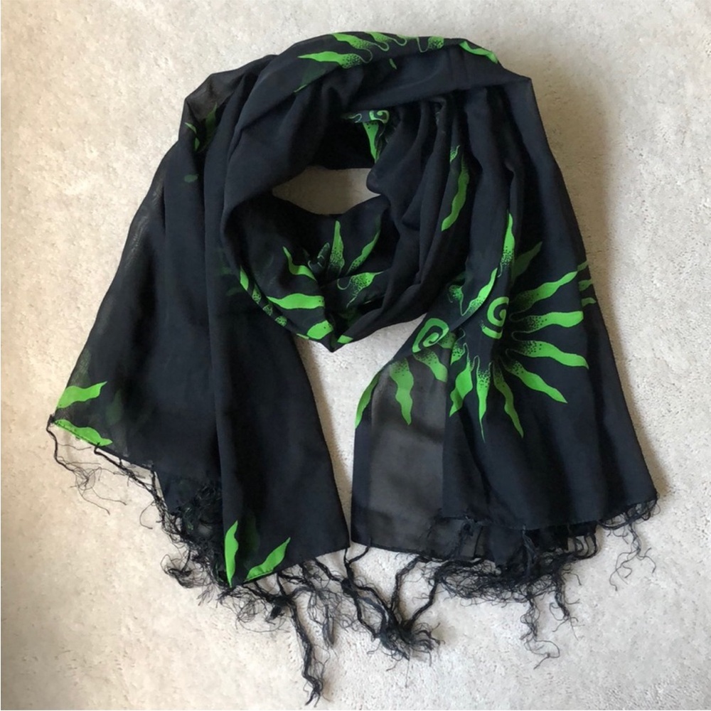 Black and Green Sun Pattern Scarf